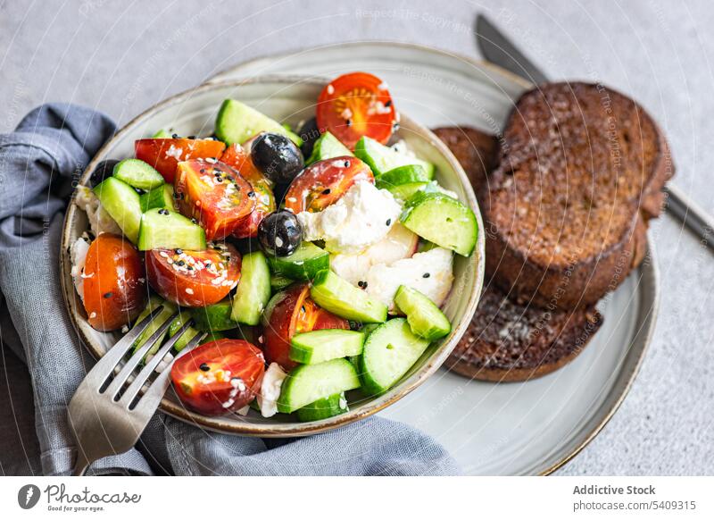Leckerer Salat mit Gemüse und Brot im Teller Salatbeilage Schalen & Schüsseln Tomate Salatgurke Scheibe Zwiebel gesunde Ernährung Portion Gesundheit frisch Diät