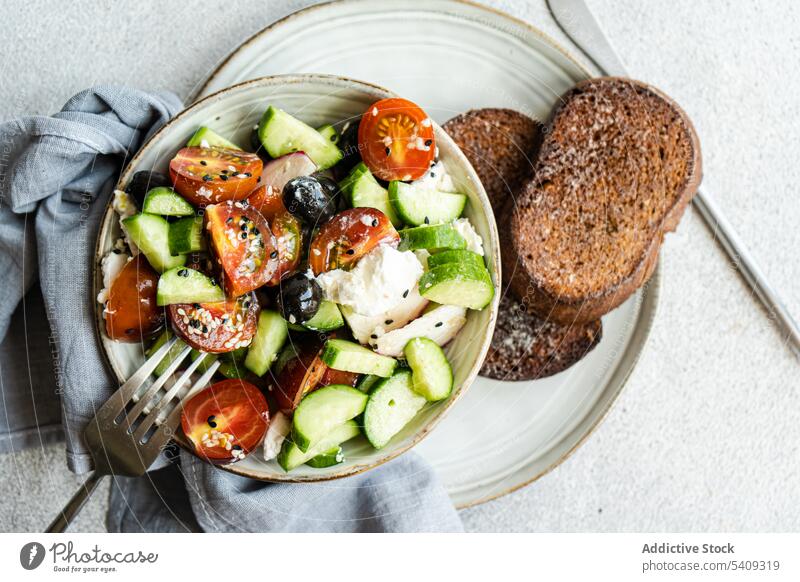 Leckerer Salat mit Gemüse und Brot im Teller Salatbeilage Schalen & Schüsseln Tomate Salatgurke Scheibe Zwiebel gesunde Ernährung Portion Gesundheit frisch Diät
