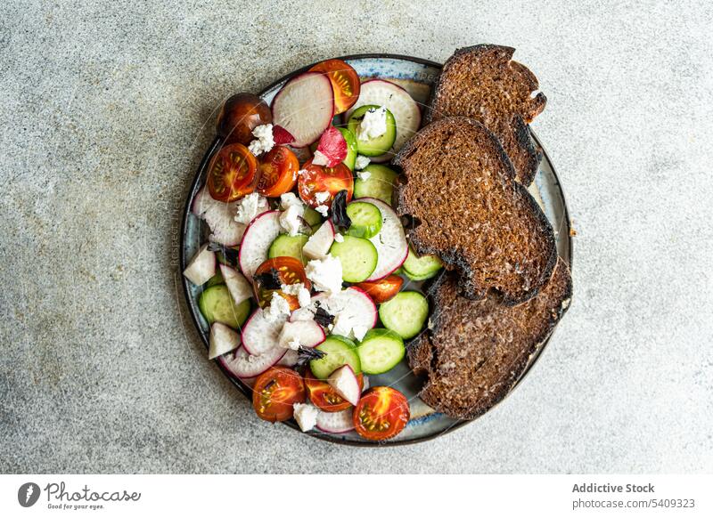 Gemüsesalat mit Toast Salatbeilage Zuprosten Schalen & Schüsseln Rettich Tomate Gewürz grün Schafskäse gesunde Ernährung Teller organisch Zusammensetzung Speise