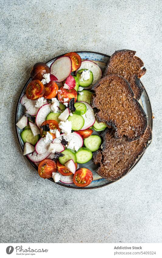Gemüsesalat mit Toast Salatbeilage Zuprosten Schalen & Schüsseln Rettich Tomate Gewürz grün Schafskäse gesunde Ernährung Teller organisch Zusammensetzung Speise