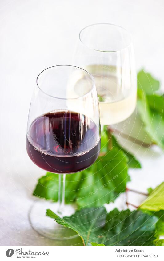 Weiß- und Rotweingläser Wein Alkohol trinken weiß rot Getränk Glas Weinglas Schnaps Glaswaren Kelch liquide kalt Kristalle frisch Erfrischung glänzend