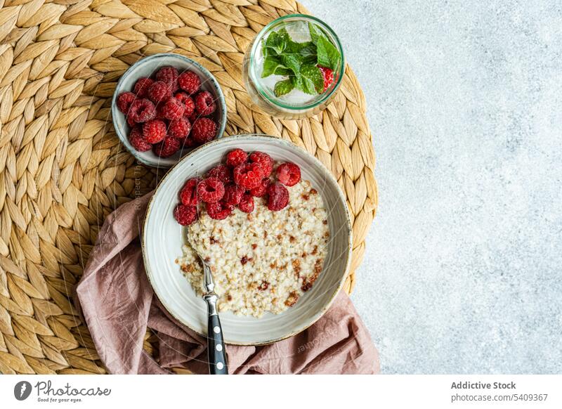 Gesundes Frühstück mit Haferflocken Himbeeren Samen Lebensmittel lecker Gesundheit organisch Essen Diät Bestandteil kulinarisch geschmackvoll gekocht