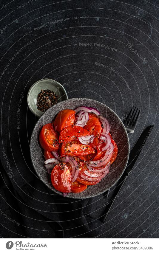 Schüssel mit Salat Salatbeilage Tomaten Leinsamen Veganer Schalen & Schüsseln Gesundheit Gewebe knittern frisch roh Zwiebel Bestandteil Meersalz rot organisch