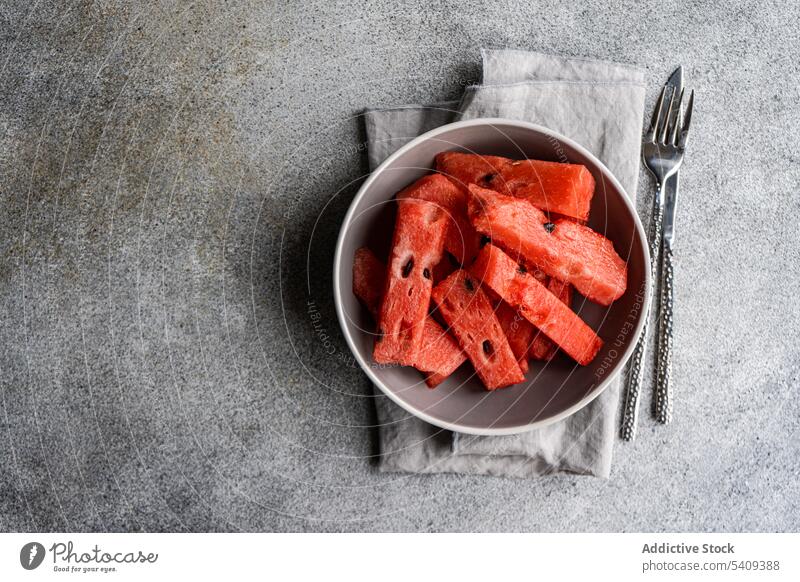 Wassermelone in einer Schale auf Betonhintergrund frisch serviert Frucht Teller Schalen & Schüsseln Dessert Sommer Garnierung Tischwäsche Spielfigur