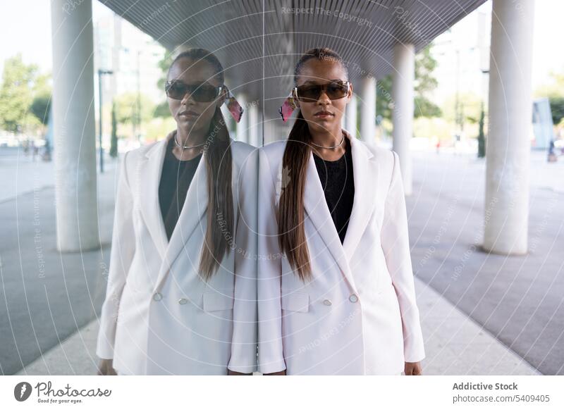 Stilvolle schwarze Frau mit Sonnenbrille auf der Straße Geschäftsfrau Großstadt formal urban modern trendy Outfit jung Gebäude selbstbewusst Afroamerikaner