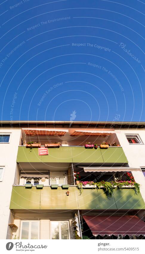 Loggias - Immerhin schönes Wetter Balkon Balkone nebeneinander Haus Fenster Fassade Gebäude Stadt Architektur Menschenleer Tag Farbfoto Häusliches Leben Himmel