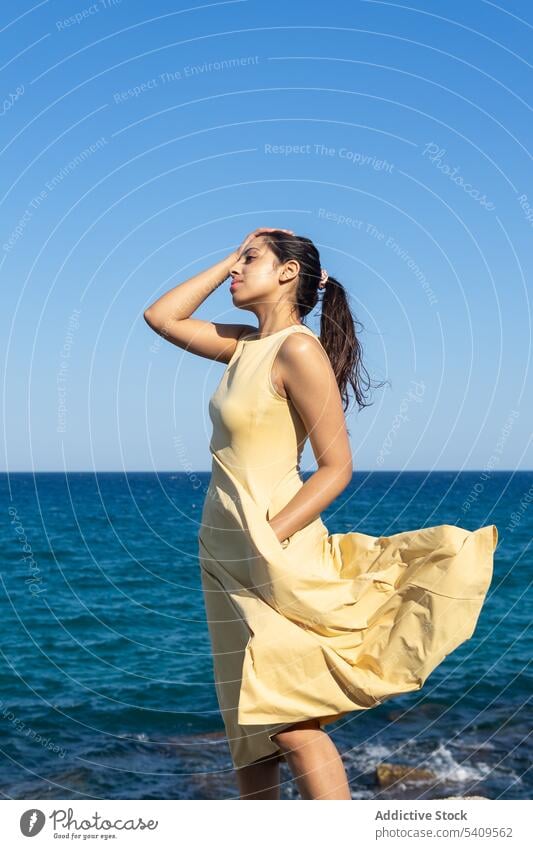 Indische Frau im Kleid genießt Sommerurlaub am Meer MEER Strand Ufer Urlaub Tourist Haare berühren Blauer Himmel Freizeit sorgenfrei Freiheit Horizont Tastkopf