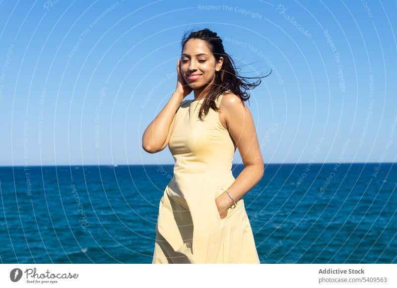 Indische Frau im Kleid genießt Sommerurlaub am Meer MEER Strand Ufer Urlaub Tourist Haare berühren Blauer Himmel Freizeit sorgenfrei Freiheit Horizont Tastkopf