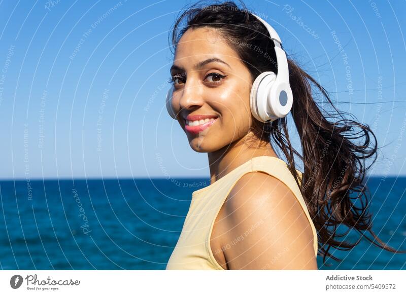 Indische Frau mit Kopfhörern am Meeresufer zuhören Lächeln Musik MEER Ufer benutzend ruhen Sommer Gesang Inder Strand Wasser Glück jung sich[Akk] entspannen