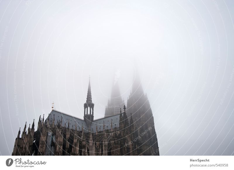 Nebelsuppe mit Dom Himmel Herbst schlechtes Wetter Köln Kirche Turm Bauwerk Gebäude Architektur Dach Sehenswürdigkeit Wahrzeichen Kölner Dom alt ästhetisch