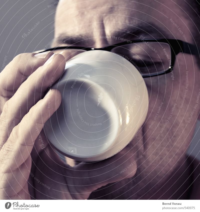 Guten Morgen! Mensch maskulin Mann Erwachsene Finger 1 45-60 Jahre Zufriedenheit Beginn Kaffee Tasse weiß schwarz Brillenträger Falte Fingernagel Keramik
