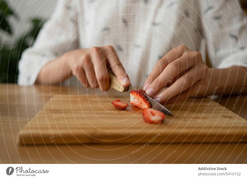 Frau schneidet Erdbeere auf Holzbrett Erdbeeren Marmelade frisch lecker Scheibe Frucht geschnitten süß geschmackvoll hölzern Tisch Dessert vorbereiten rot