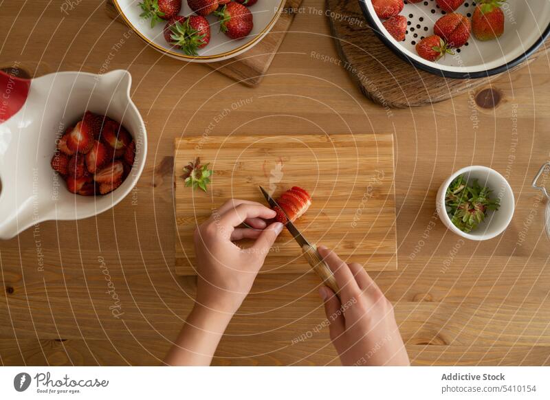 Anonyme Person schnitt Erdbeere in Brett über Holztisch Erdbeeren Schalen & Schüsseln Messer Tisch frisch reif Vitamin lecker Frucht Marmelade natürlich