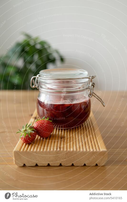 Glas mit reifer Erdbeere auf Holzbrett Saft Erdbeeren Flasche vorbereiten geschmackvoll lecker Marmelade Tisch Küche hölzern Frühstück Beeren Gesundheit frisch