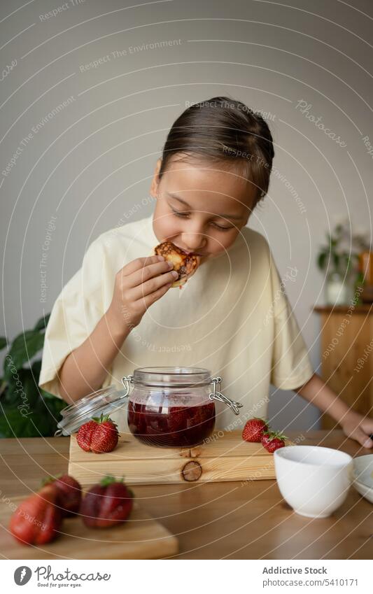 Niedliches Mädchen isst Pfannkuchen mit frischer Erdbeermarmelade Erdbeeren essen Frühstück Marmelade Lebensmittel Frucht süß geschmackvoll Mahlzeit