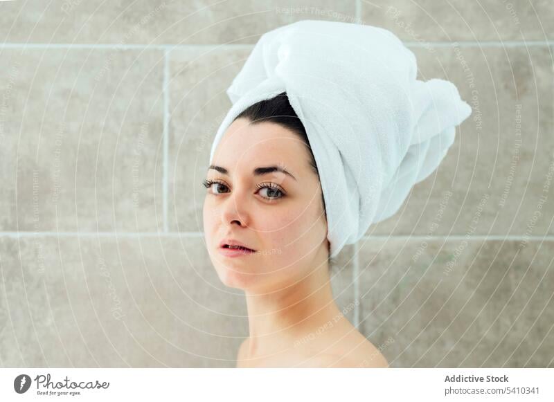 Junge Frau im Kopfhandtuch nach der Dusche Handtuch Bad Hygiene Wand heimwärts Porträt Stil jung Vorschein Routine anhaben charmant Appartement feminin