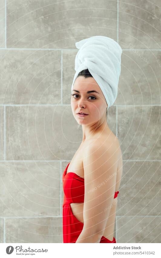 Junge Frau im Kopfhandtuch nach der Dusche Handtuch Bad sinnlich Hygiene Wand heimwärts Porträt Stil jung Vorschein Routine anhaben charmant Appartement feminin