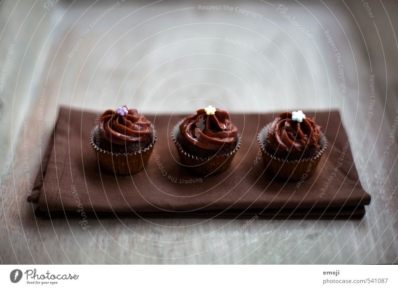 zu dritt Kuchen Dessert Süßwaren Schokolade Ernährung Slowfood Fingerfood lecker süß braun 3 Cupcake Kalorienreich Farbfoto Gedeckte Farben Innenaufnahme