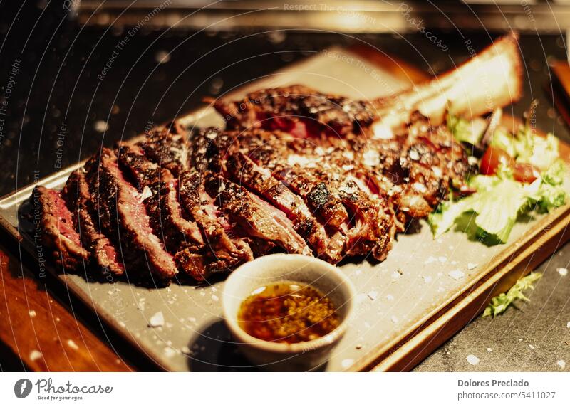 Argentinisches Fleisch in Premiumqualität für den Import vom Grill Hintergrund Barbecue grillen Rindfleisch Beefsteak Metzger Holzkohle Nahaufnahme Koch