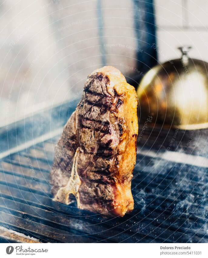 Argentinisches Fleisch in Premiumqualität für den Import vom Grill Hintergrund Barbecue grillen Rindfleisch Beefsteak Metzger Holzkohle Nahaufnahme Koch