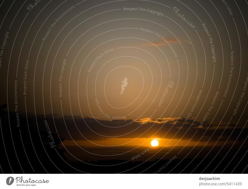 Gleich ist die Sonne verschwunden Sonnenuntergangslandschaft Landschaft Sonnenuntergangslicht Silhouette Dämmerung Außenaufnahme Sonnenlicht Abenddämmerung