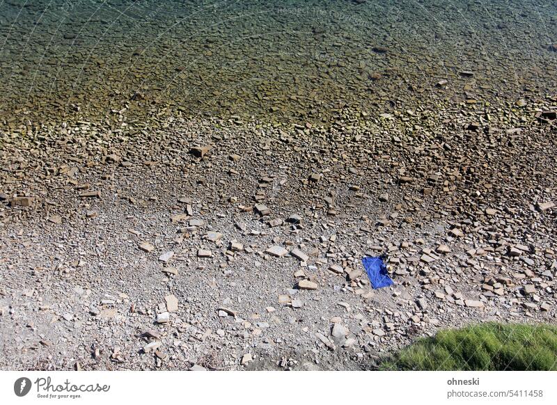Blaues Handtuch an einem einsamen Strand Steine Urlaub Menschenleer Meer Ferien & Urlaub & Reisen Sommer Außenaufnahme Wasser Erholung Küste Farbfoto Tourismus