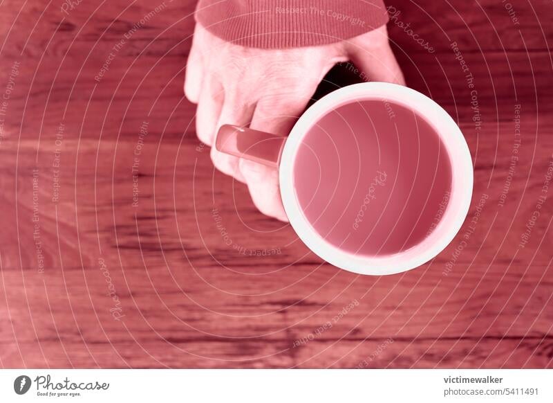 Hand mit Becher, magenta monochrom magentafarben Stillleben menschliche Hand Hintergrund Textfreiraum mit Becher in der Hand Draufsicht trinken Tasse Café