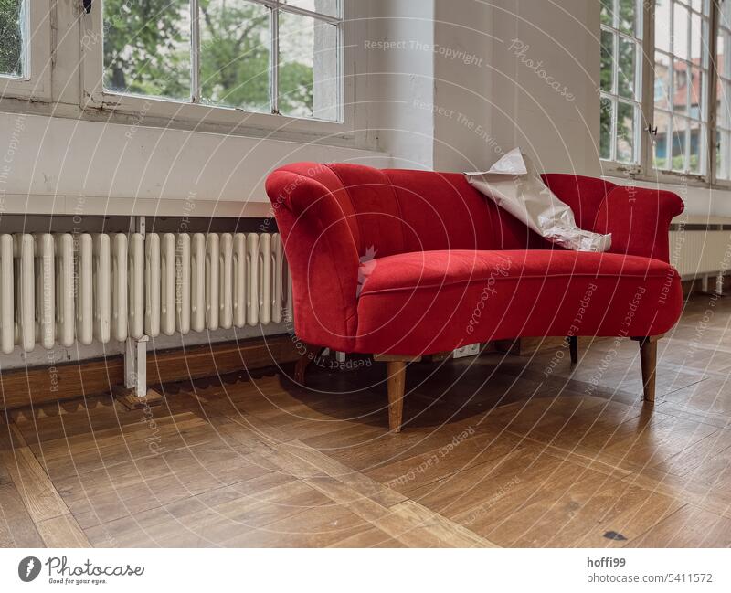 rotes Sofa in einem Zimmer eines Altbaus mit schönen Parkett Altbauwohnung Parkettboden Häusliches Leben Wohnzimmer Innenarchitektur Innenaufnahme Raum Sessel