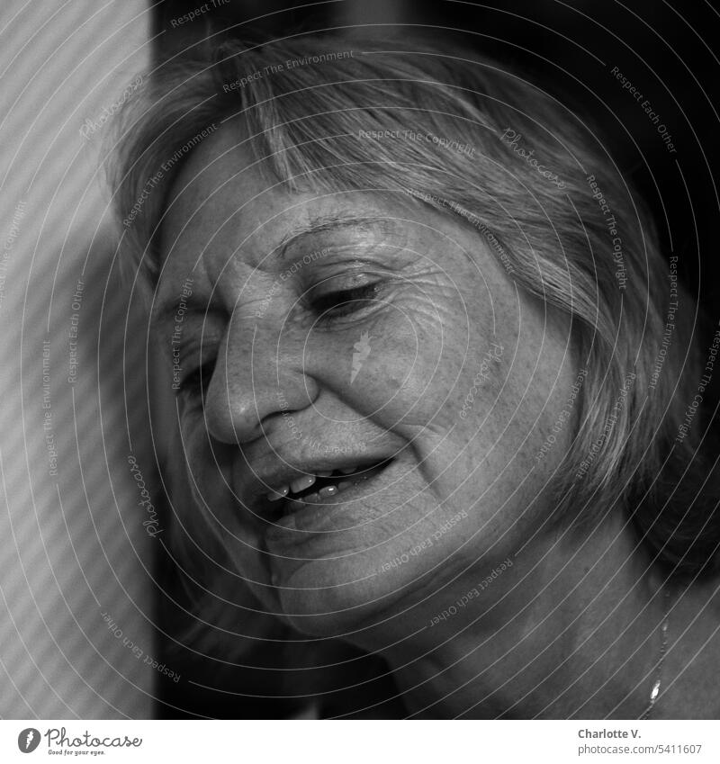 Mainfux | Entspannt Mensch Frau Portrait Porträt Frauenporträt Frauenportrait Erwachsene Gesicht Kopf Frauengesicht natürlich schön feminin authentisch