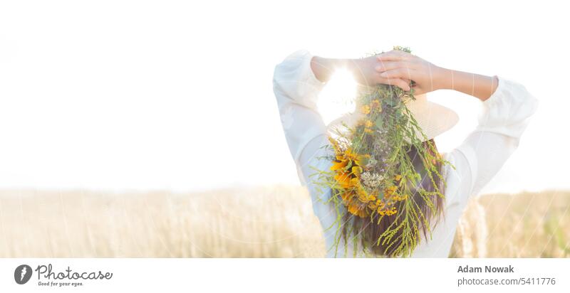 Alternative Medizin, Frau hält Wildblumen, Kräuter. Banner, Werbefläche. Kraut Behaarung Kopierbereich idyllisch Blume Transparente Pflege Textfreiraum