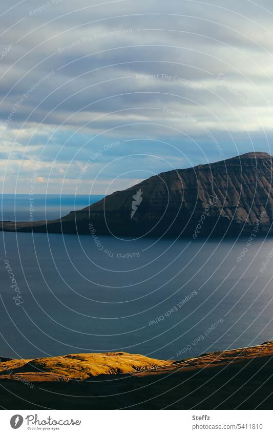 nordatlantische Insellandschaft Färöer Färöer Inseln Färöerinseln Färöer-Inseln Felsenhügel Streymoy Koltur Norðadal Norðadalsskarð Viewpoint Atlantik friedlich