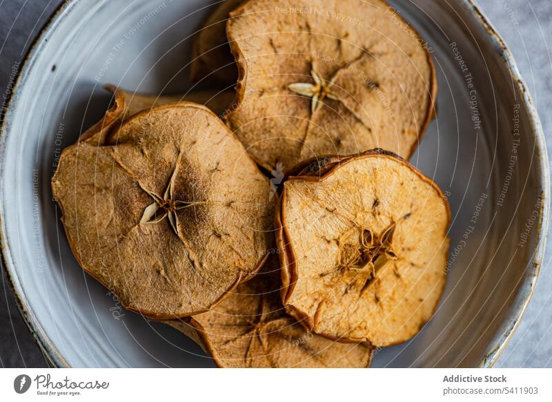Scheiben von getrockneten Äpfeln in einer Schüssel Apfel Frucht Teller Keramik hoher Winkel von oben Unschärfe verschwommener Hintergrund viele Geschmack