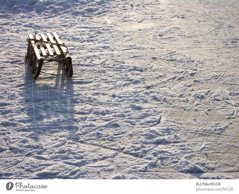 Blendende Kindheit See Schlitten Winter Freizeit & Hobby Nachmittag Spielen blenden Reflexion & Spiegelung Einsamkeit Rodeln kalt Eis Schatten einzeln Spuren