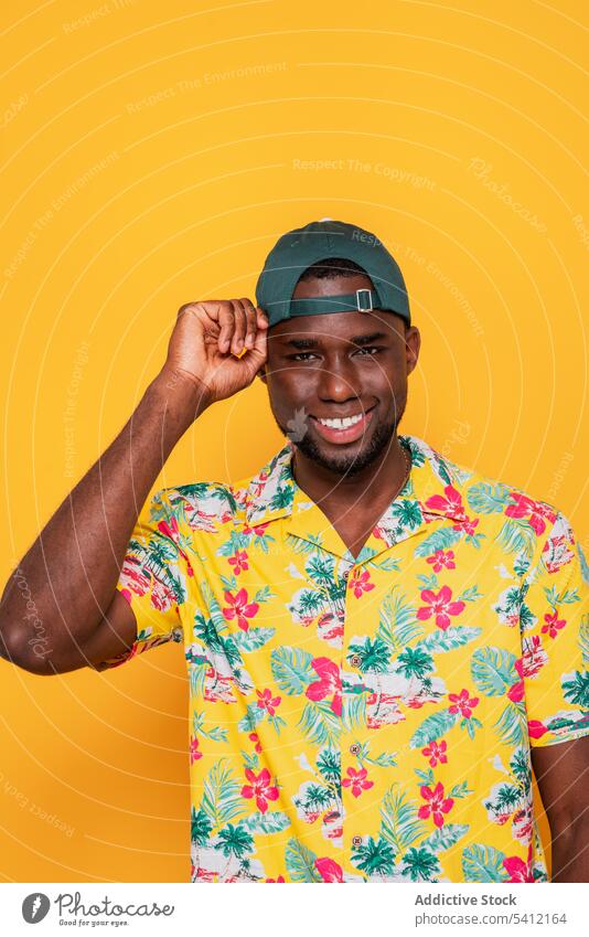 Schwarzer Mann im Freizeitoutfit Lächeln positiv Stil selbstbewusst Glück Freude froh lässig männlich Afroamerikaner ethnisch schwarz Optimist Inhalt Vergnügen