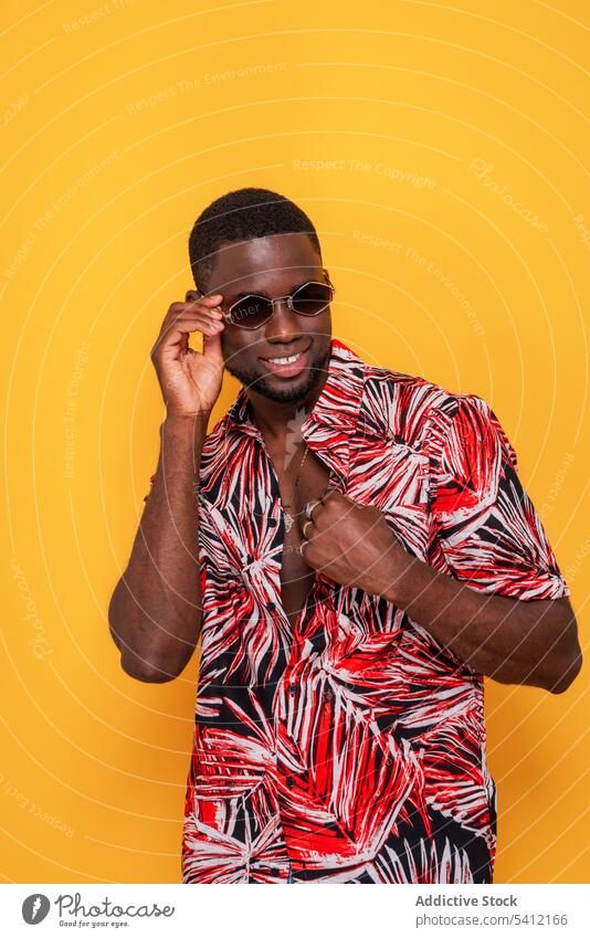Glücklicher schwarzer Mann mit Sonnenbrille Lächeln positiv Stil selbstbewusst Freude froh lässig männlich Afroamerikaner ethnisch Optimist Inhalt Vergnügen