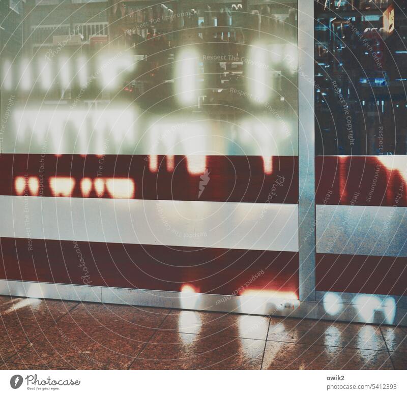 Passage Glas Glaswand Absperrung Geschäft Ladengeschäft Regalfächer Ordnung Schattenwurf Lichteinfall unscharf geheimnisvoll Angebot Tageslicht glänzend