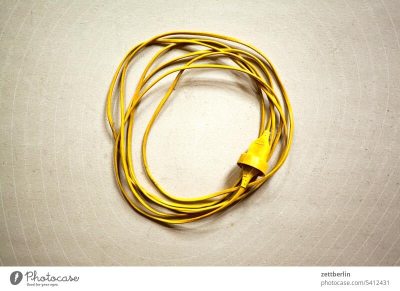 Kabel ohne Abstand zu sich selbst elektriker elektrisch elektrizität kabel kontakt link steckdose stecker strom stromfluss stromkabel verbindung