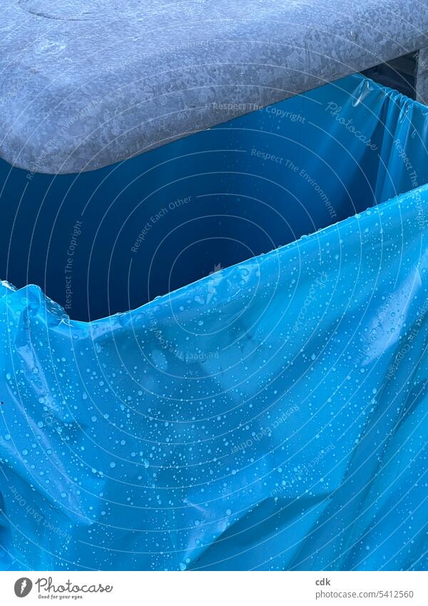 Regentropfen auf blau | Mülleimer mit regennasser blauer Plastikmülltüte im Park. Mülltüte Plastiktüte Müllbehälter Umweltschutz Abfall Außenaufnahme entsorgen