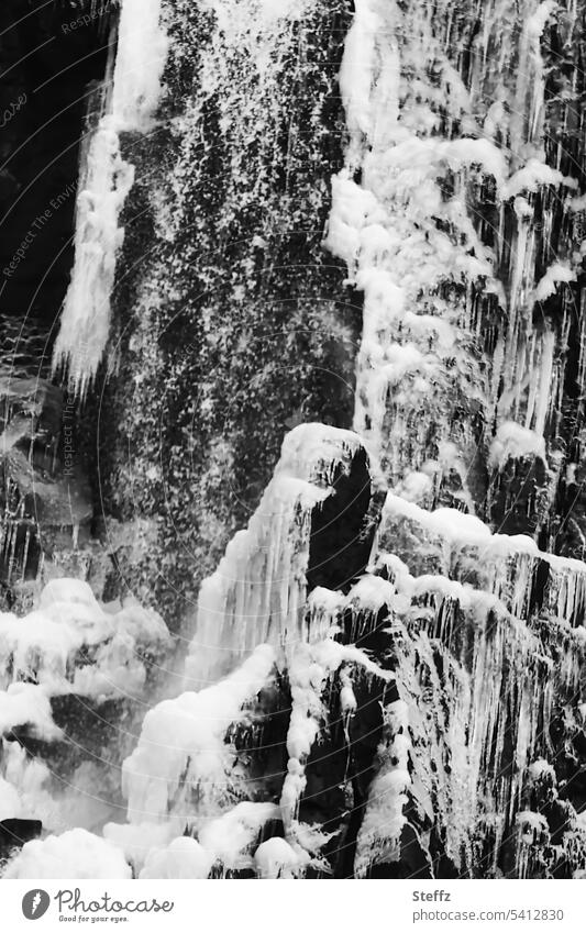 Wasserfall mit Eisformen auf Island Ostisland Formen Wasserfallausschnitt isländisch abstrakt gefroren Islandreise Figuren Naturformen geheimnisvoll