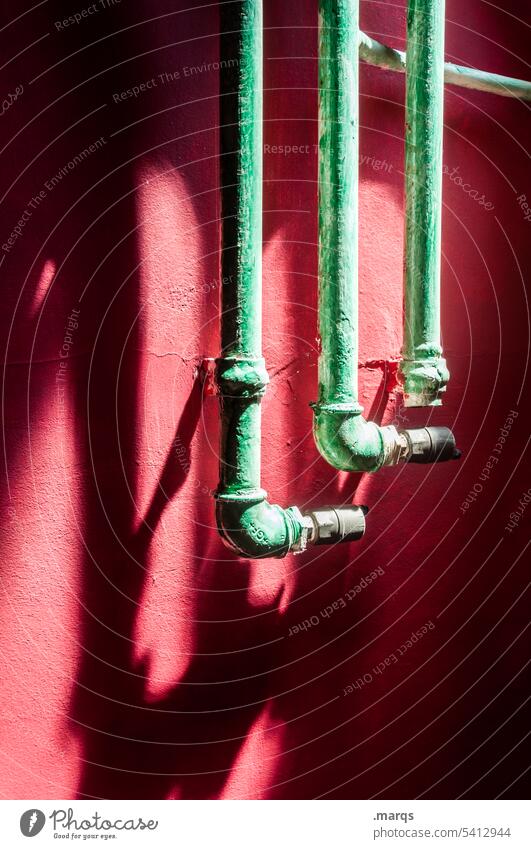 Rohrleitung Wasserleitung haustechnik Winkel grün rot Farbe Licht Schatten Versorgung Häusliches Leben