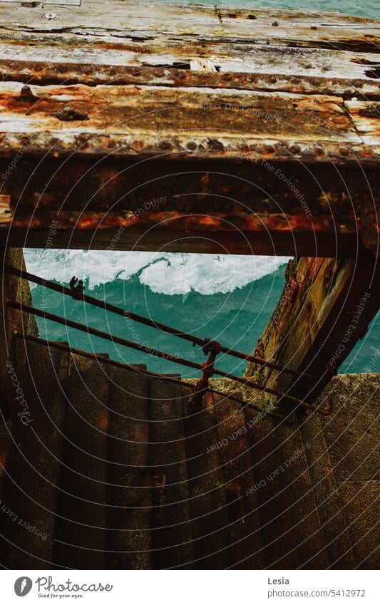 Wellen Wellen auf dem Meer Freitreppe Textur Rust rostiges Metall rostige Treppe rostige Metalltür Seeküste Metalltreppe