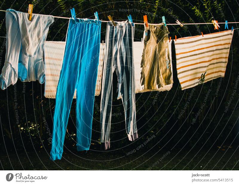 Wie am Schnürchen. Wäsche einfach, sparsam und natürlich Trocknen Waschtag trocknen Wäscheleine hängen Sauberkeit Alltagsfotografie Bekleidung Handtuch