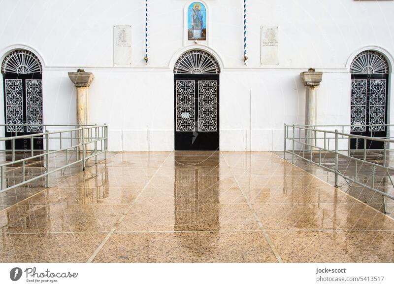 eine Reflexion vor der Kirche Agia Paraskevi Chalkida Architektur Griechenland gotisch Reflexion & Spiegelung historisch Fassade Marmorboden Eingang