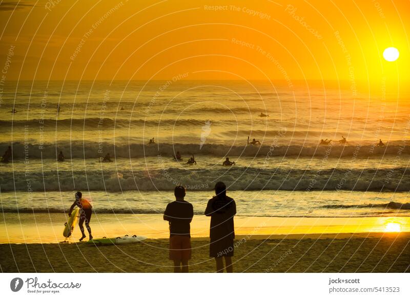 4444 surfen kurz nach Sonnenaufgang unter Beobachtung Aufsicht Morgen Sonnenlicht Silhouette Surfer Natur Gegenlicht Meer Wärme Romantik Erholung