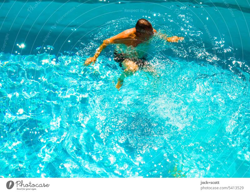im Schwimmbad schwimmen Mann Schwimmen & Baden Sommer Ferien & Urlaub & Reisen blau Sommerurlaub Erholung Freizeit & Hobby Sonnenlicht Schweben driften