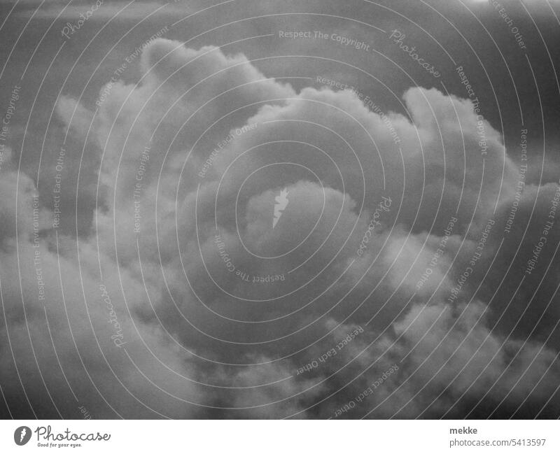 Wolkenspektakel Wetter über den Wolken Gewitter Himmel Schatten düster Freiheit dunkel fliegen Luft Ferne Ferien & Urlaub & Reisen Luftverkehr Flugzeug Fernweh
