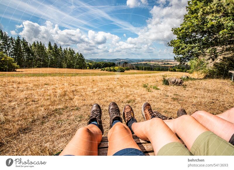 wandersleut Zusammensein Wanderer gemeinsam Feld Sommer Landwirtschaft Natur Landschaft Umwelt idyllisch Idylle Farbfoto Himmel Wolken Beine