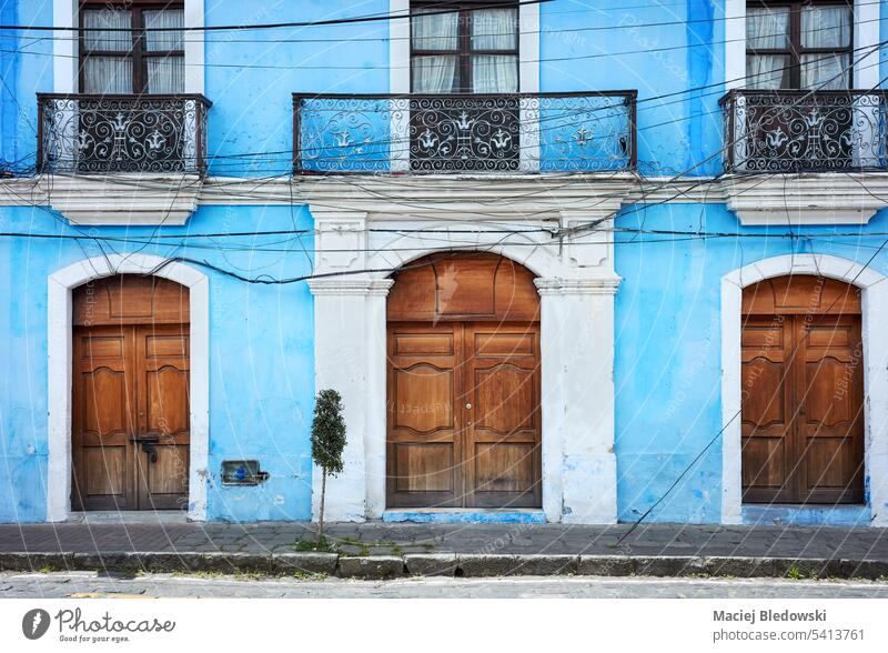 Straßenansicht einer alten Gebäudefassade, Architektur Hintergrund, Riobamba, Ecuador. Wand blau Fenster Tür Fassade reisen Großstadt Stadt kolonial Haus