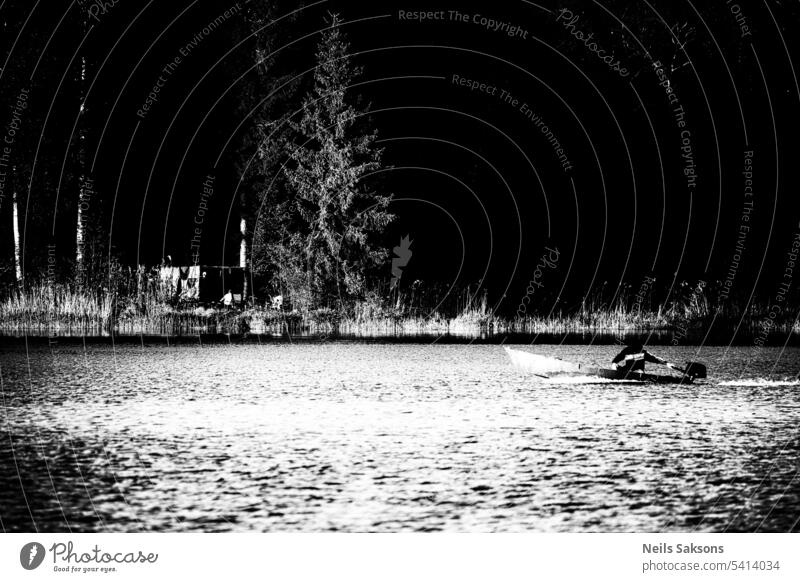 Schwarz-Weiß-Foto von einem Boot auf einem See am Abend Hintergrund schön schwarz schwarz auf weiß blau Fischen Wald Gras Landschaft Natur Meer alt im Freien