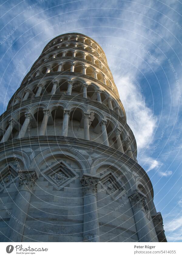 Schiefer Turm zu Pisa im Sonnenuntergang, Froschperspektive, Hochformat architektur italienisch Reisen touristik Tourismus bereisen europa Sehenswürdigkeit